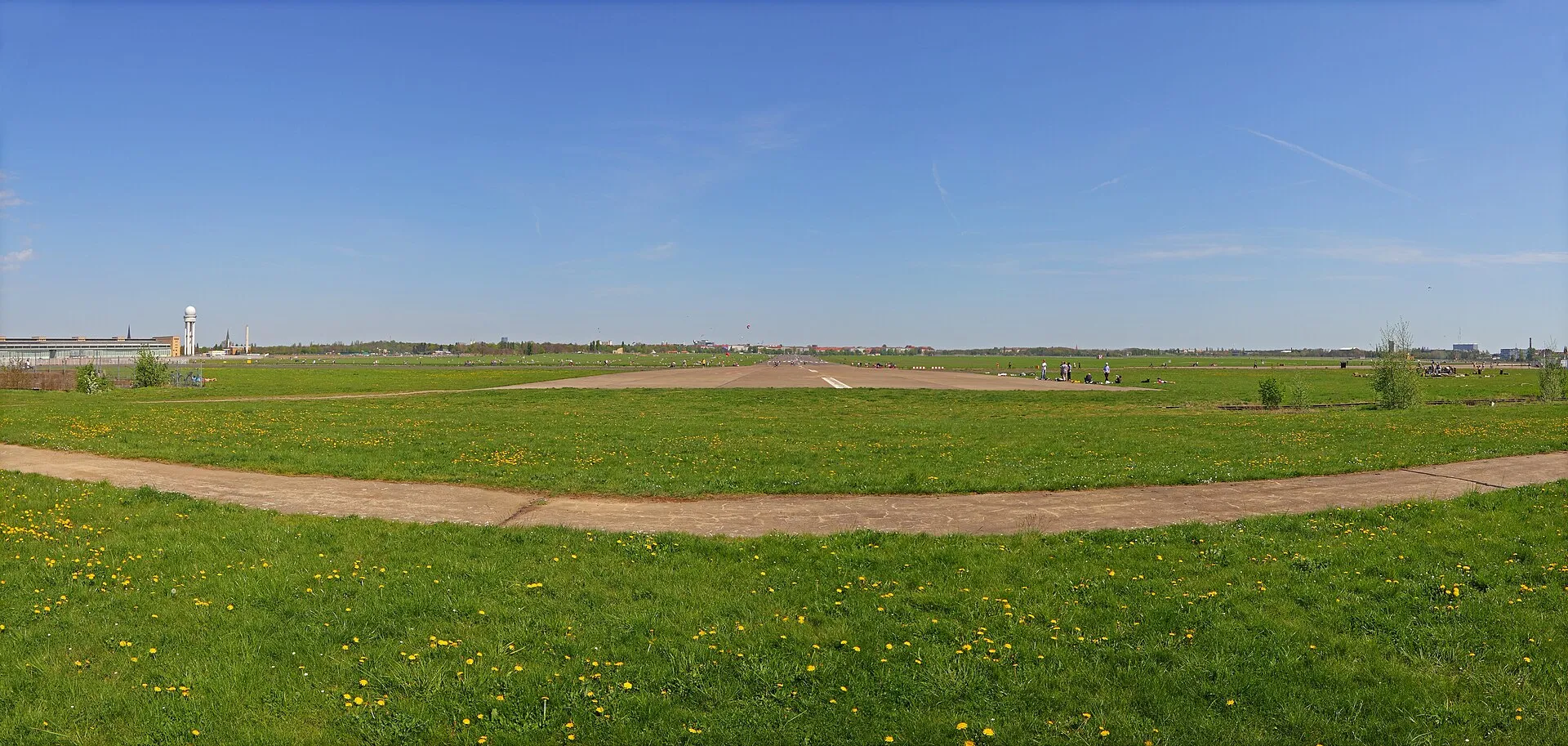 L'ancienne piste d'atterrissage de l'aéroport de Tempelhof, bordée de pelouses où les Berlinois se détendent et font voler des cerfs-volants