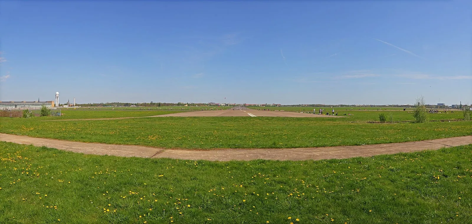 L'ancienne piste d'atterrissage de l'aéroport de Tempelhof, bordée de pelouses où les Berlinois se détendent et font voler des cerfs-volants