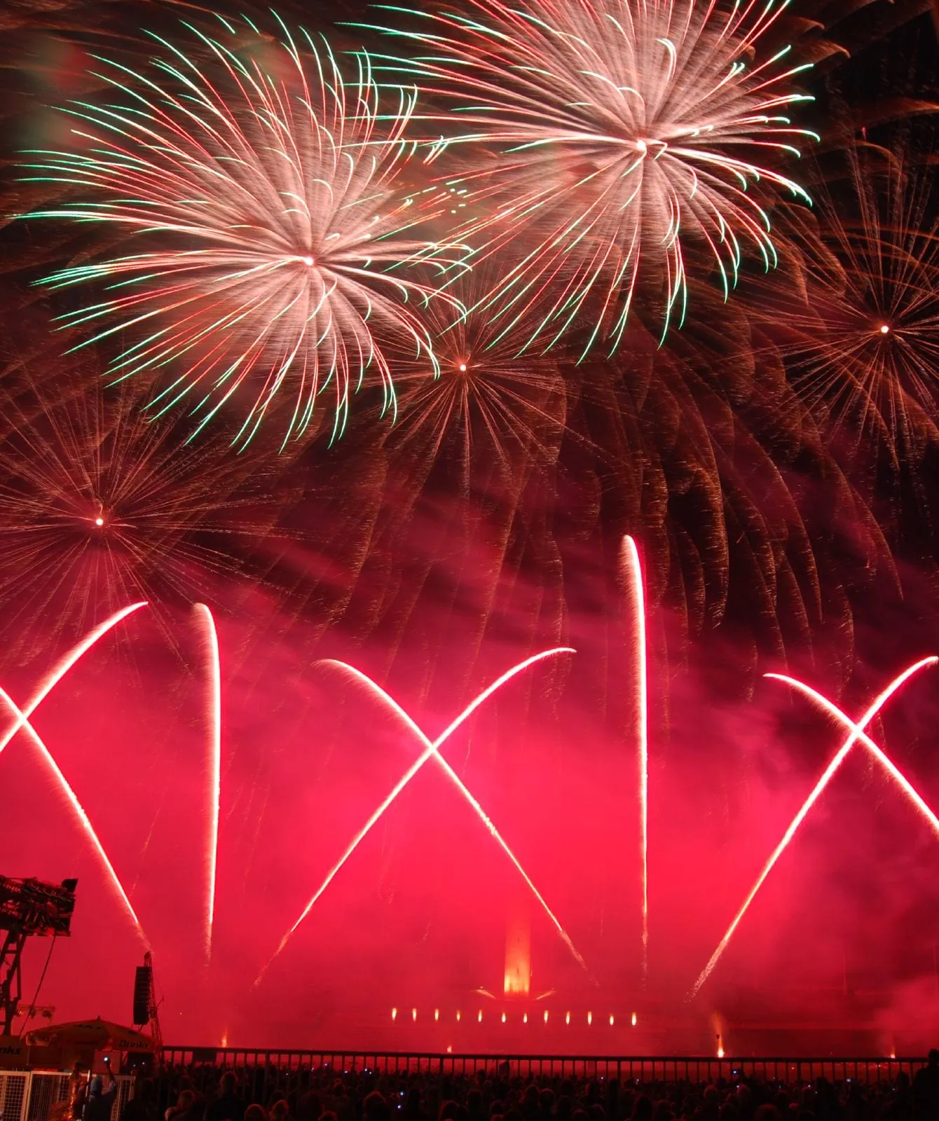 Feu d'artifice tiré de nuit pendant la Pyronale, gerbes colorées au-dessus des spectateurs