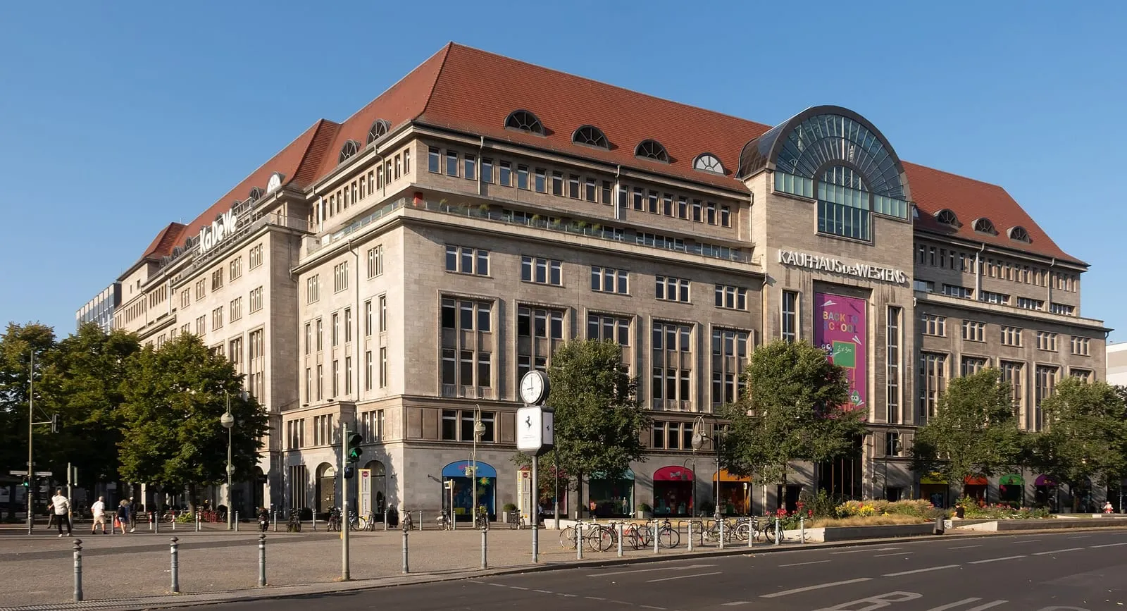 La façade du grand magasin KaDeWe (Kaufhaus des Westens) à Berlin, avec ses enseignes et son toit à pignons
