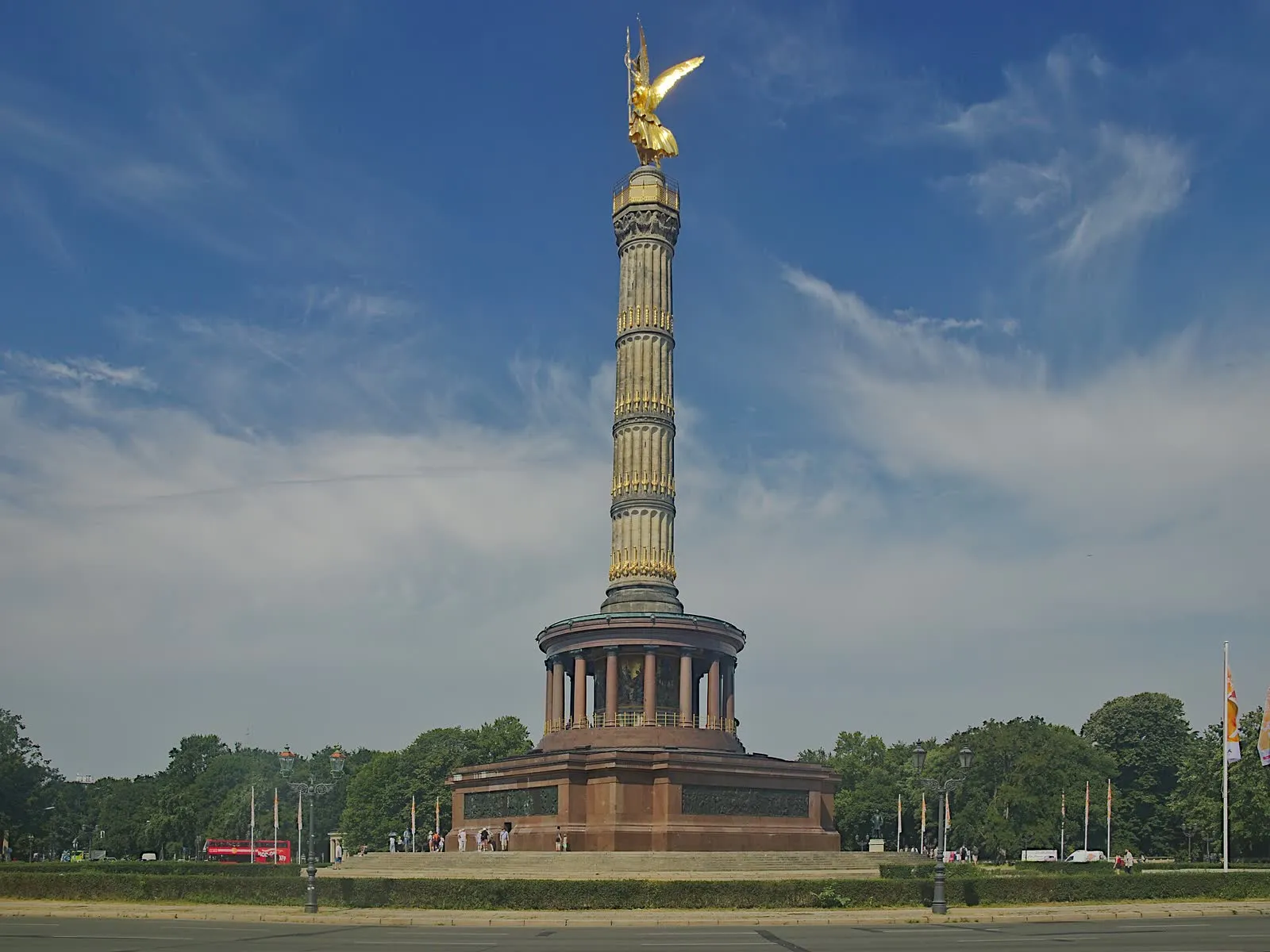La Siegessäule vue depuis le Großer Stern, colonne de grès surmontée de la Viktoria dorée