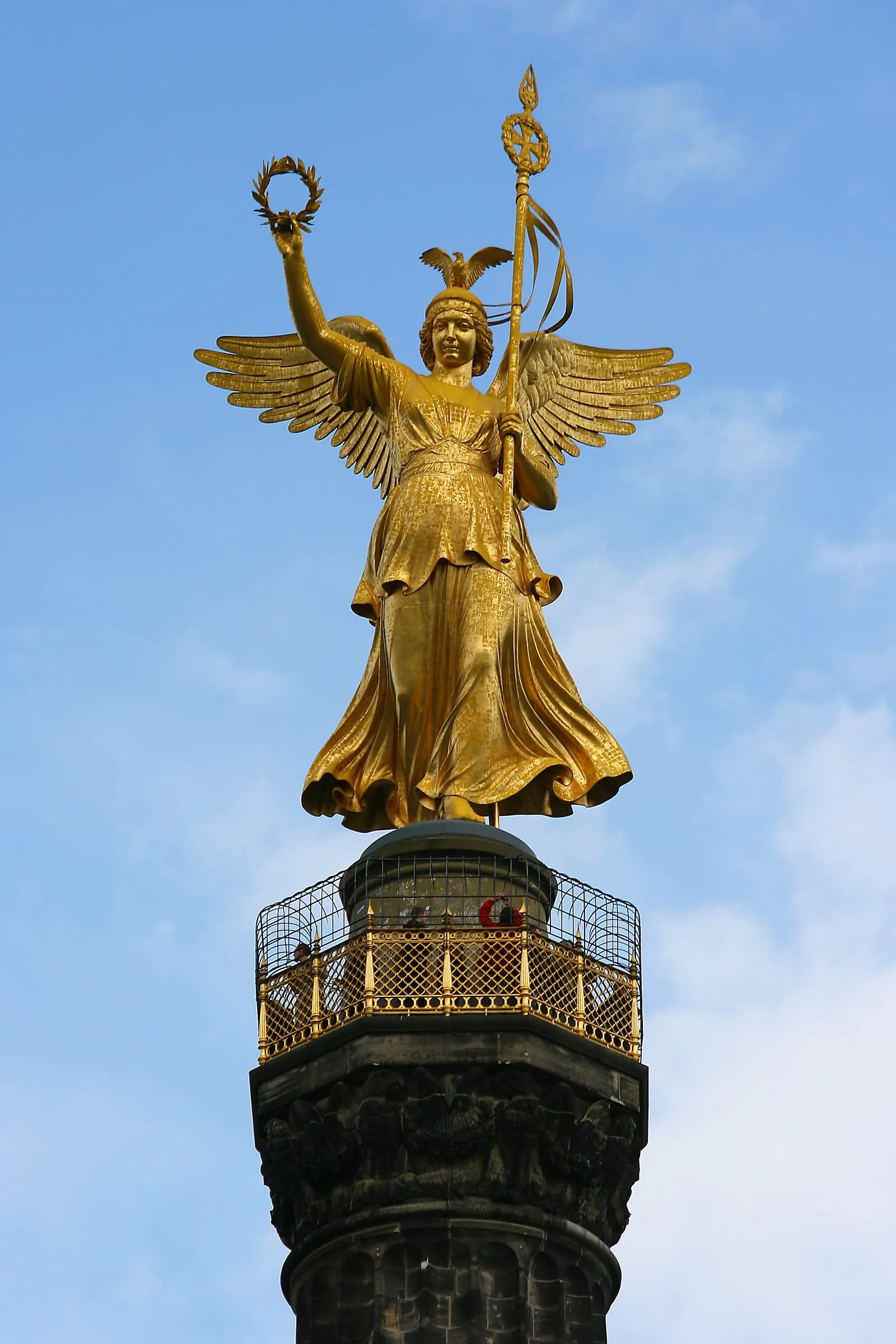 La statue dorée de Viktoria, dite Goldelse, au sommet de la Siegessäule, avec la plateforme panoramique à ses pieds