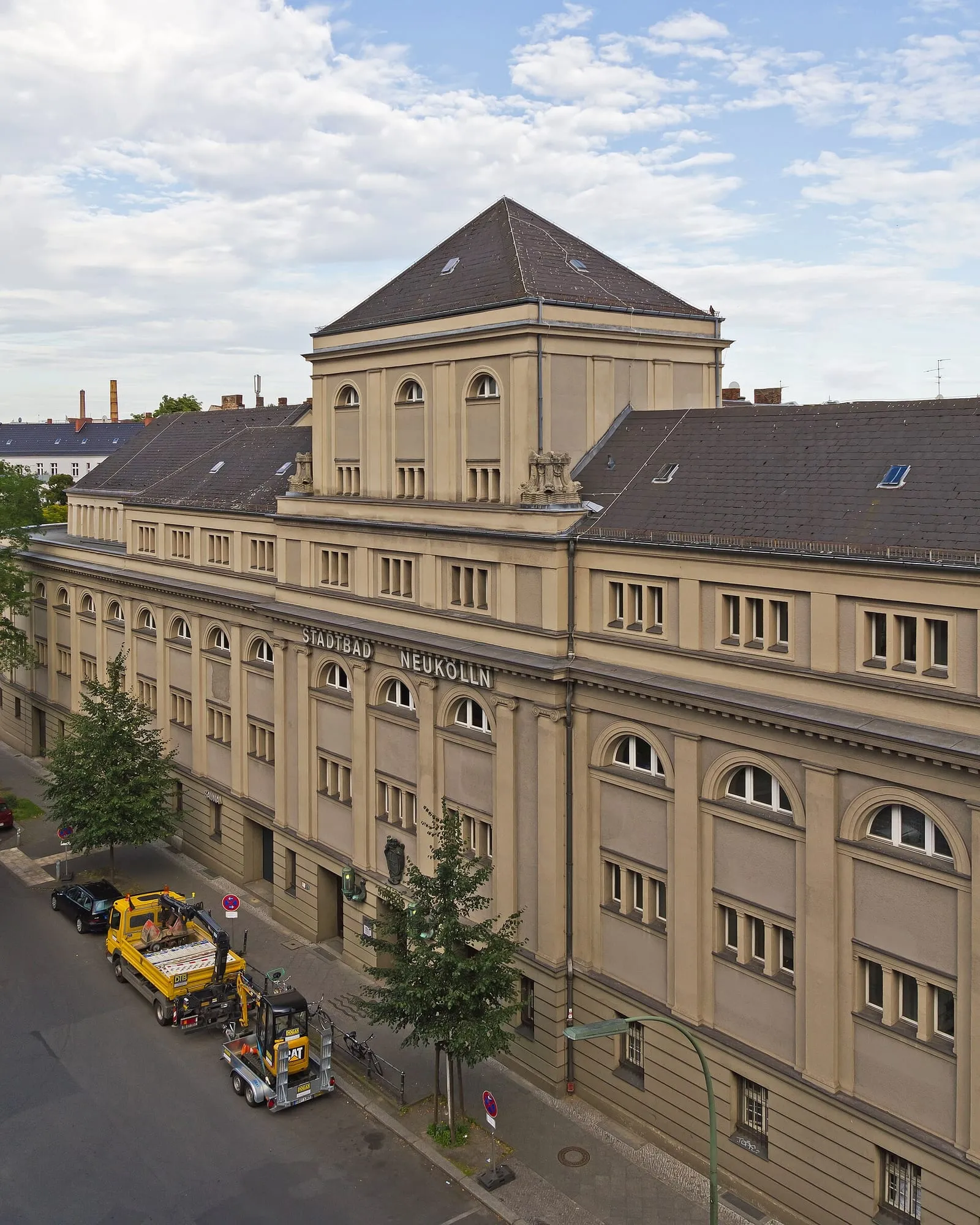 Façade en pierre du Stadtbad Neukölln, bain municipal historique de Berlin, avec l'inscription du nom au-dessus des fenêtres cintrées