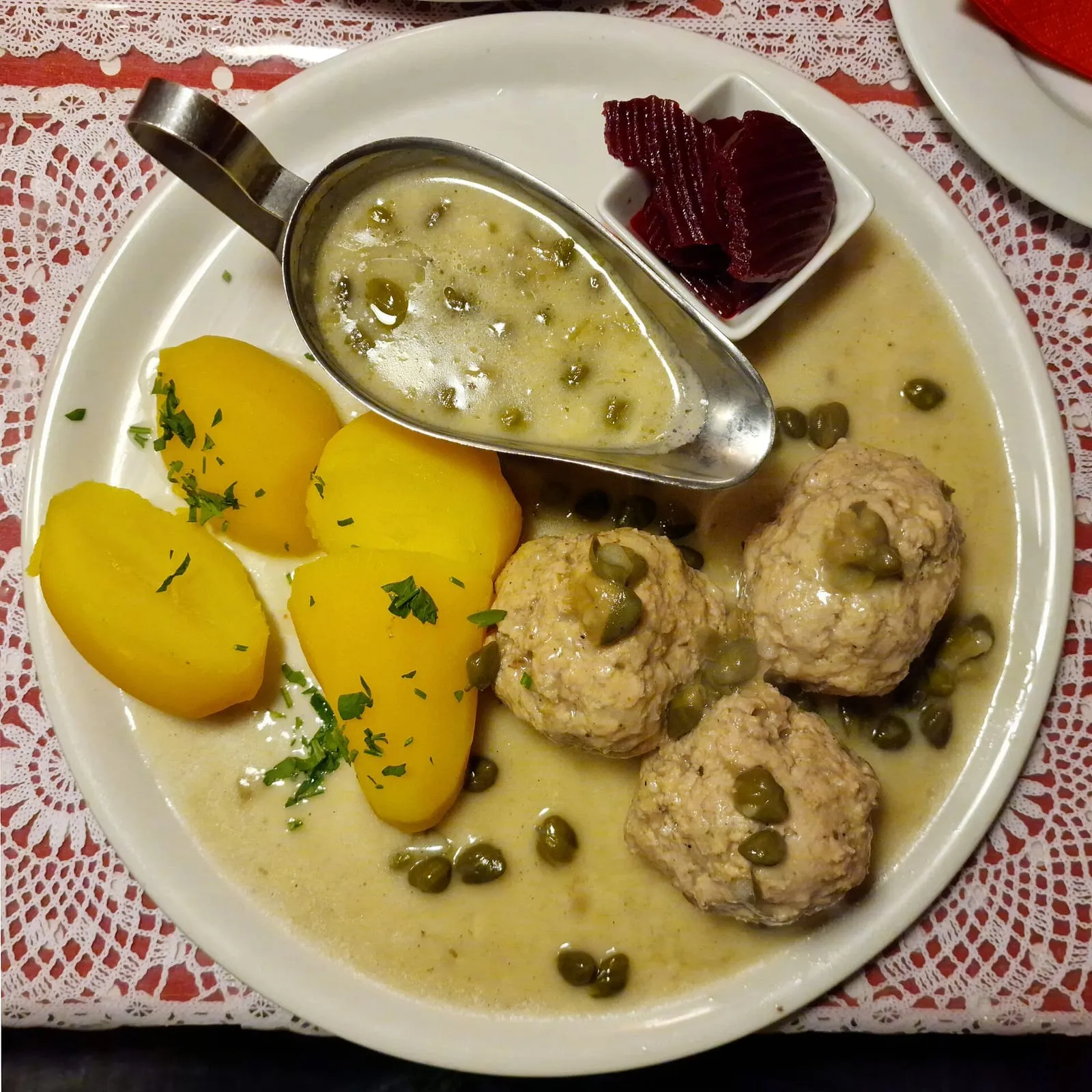 Königsberger Klopse, boulettes de veau à la sauce blanche aux câpres, servies avec des pommes de terre