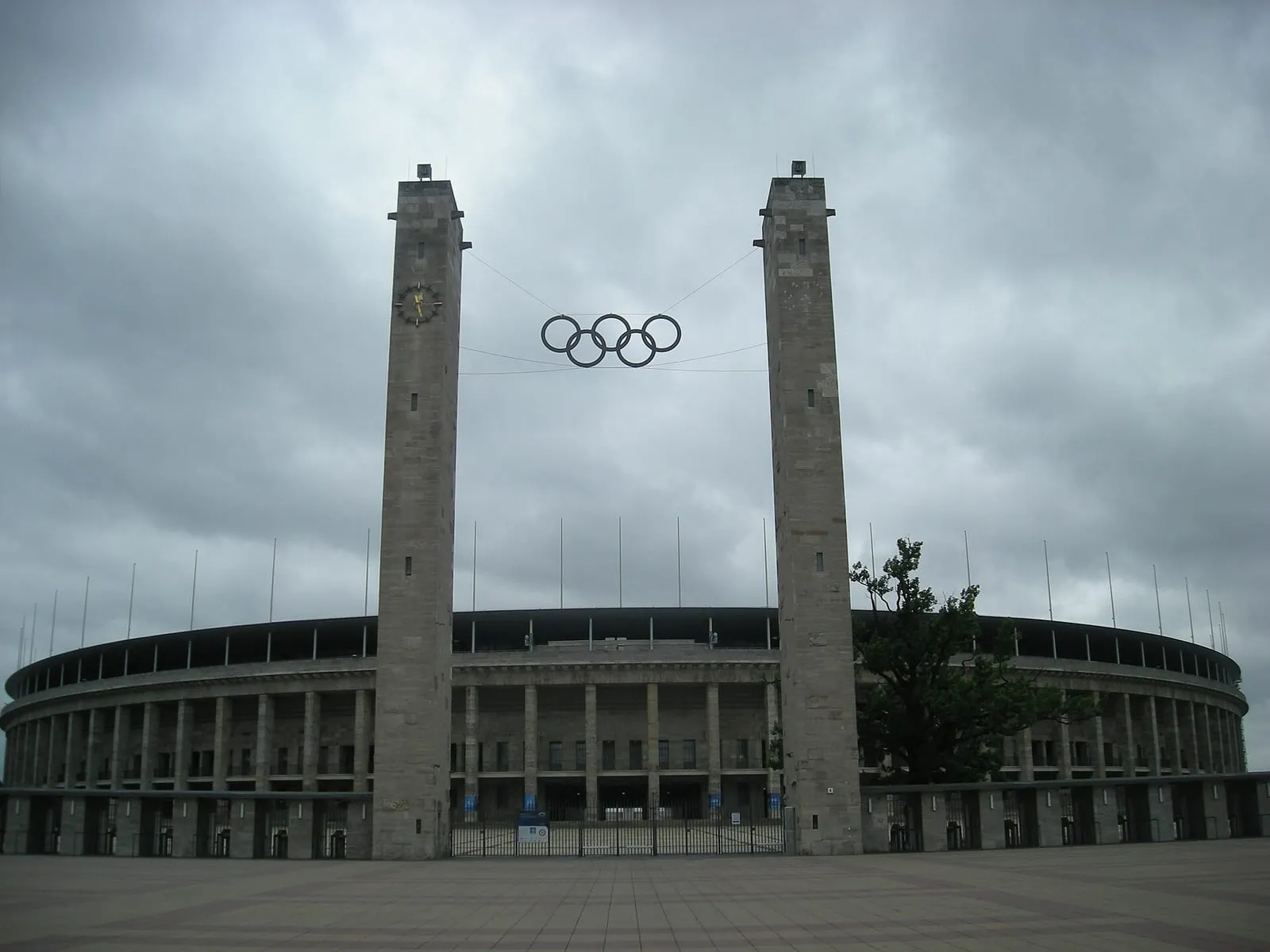 Façade est du stade olympique de Berlin, avec ses deux tours de pierre et les anneaux olympiques suspendus entre elles