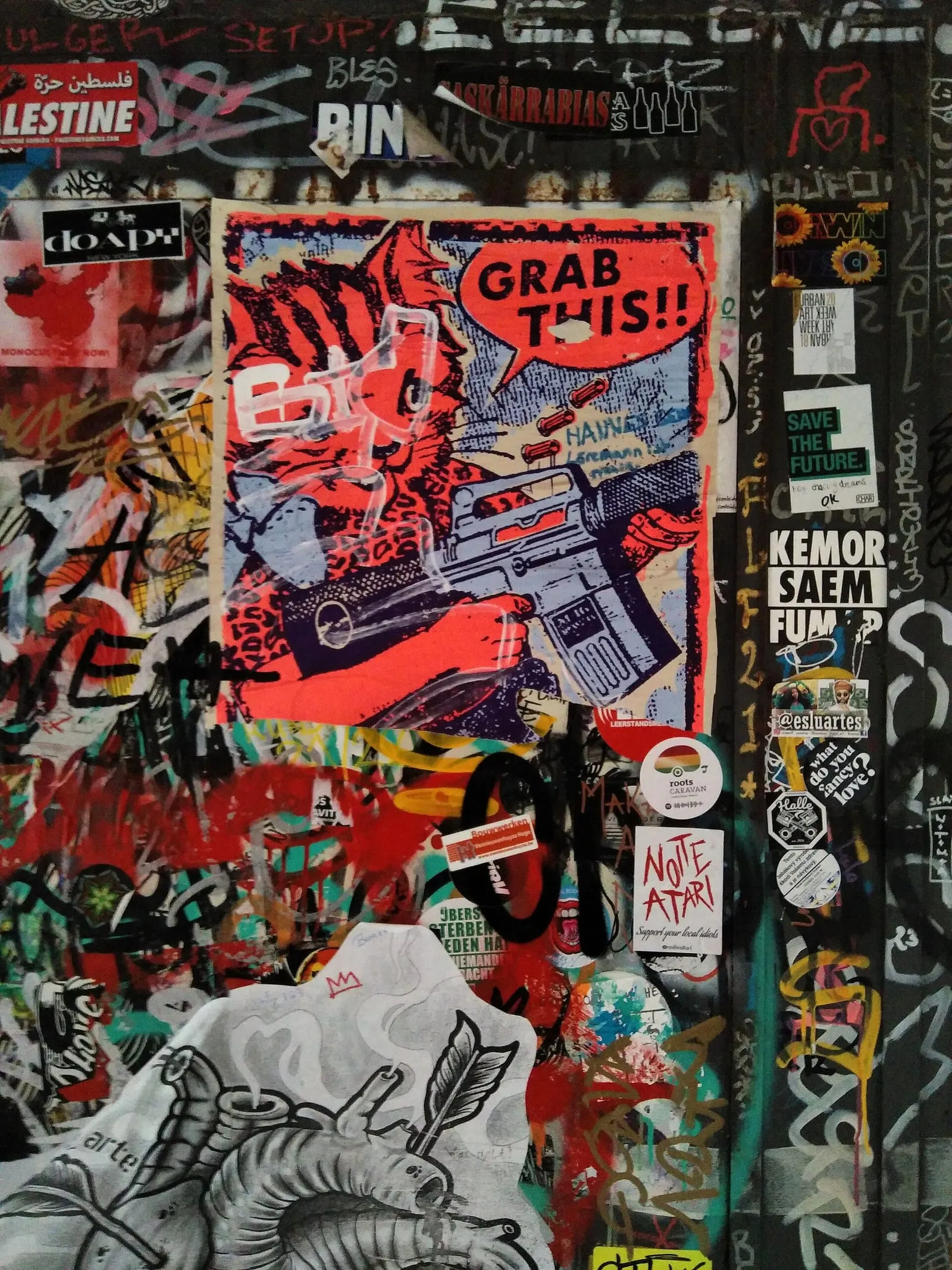 Mur du Haus Schwarzenberg à Berlin, couvert d'affiches, d'autocollants et de collages superposés