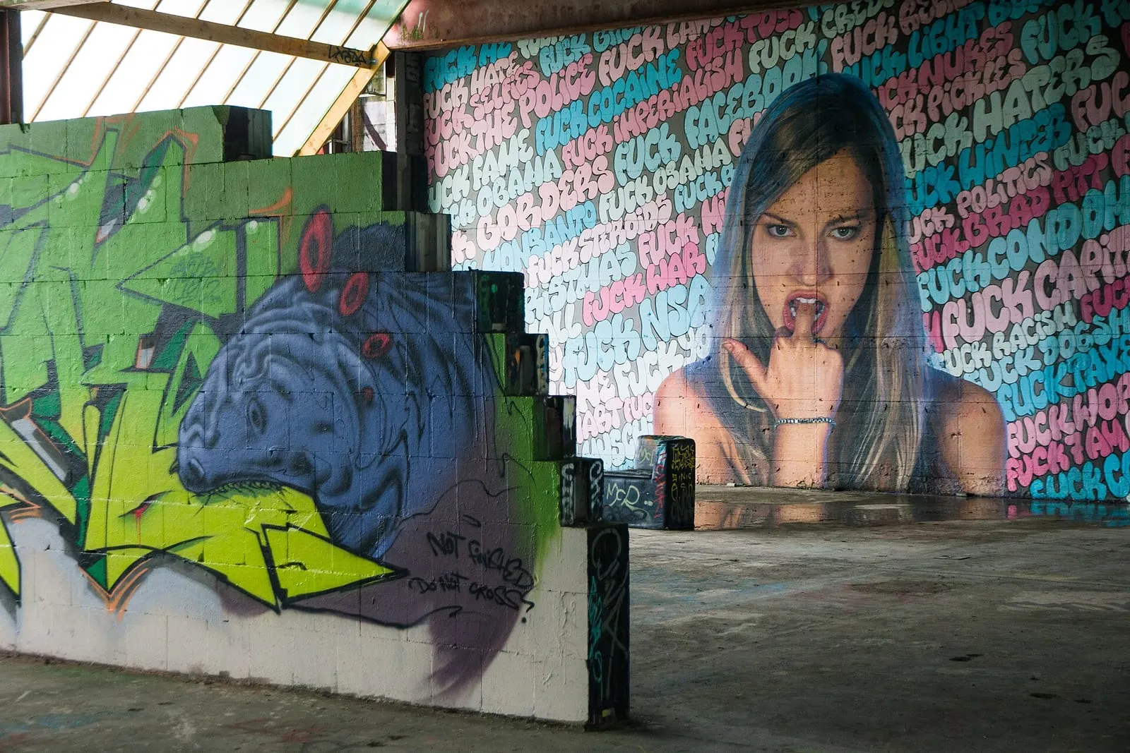 Intérieur en ruine de l'ancienne station d'écoute du Teufelsberg, murs et piliers couverts de graffitis