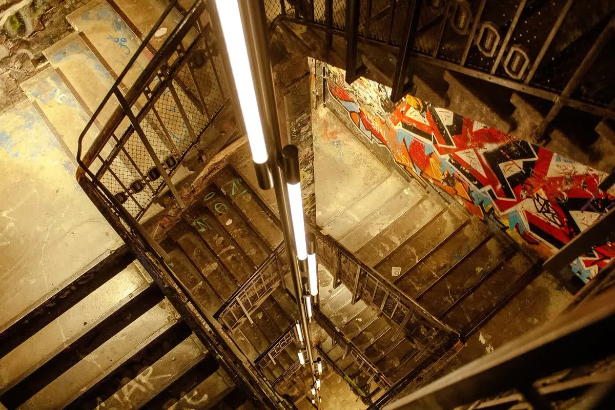 Cage d'escalier du musée Fotografiska Berlin, murs couverts des graffitis hérités de l'époque du squat