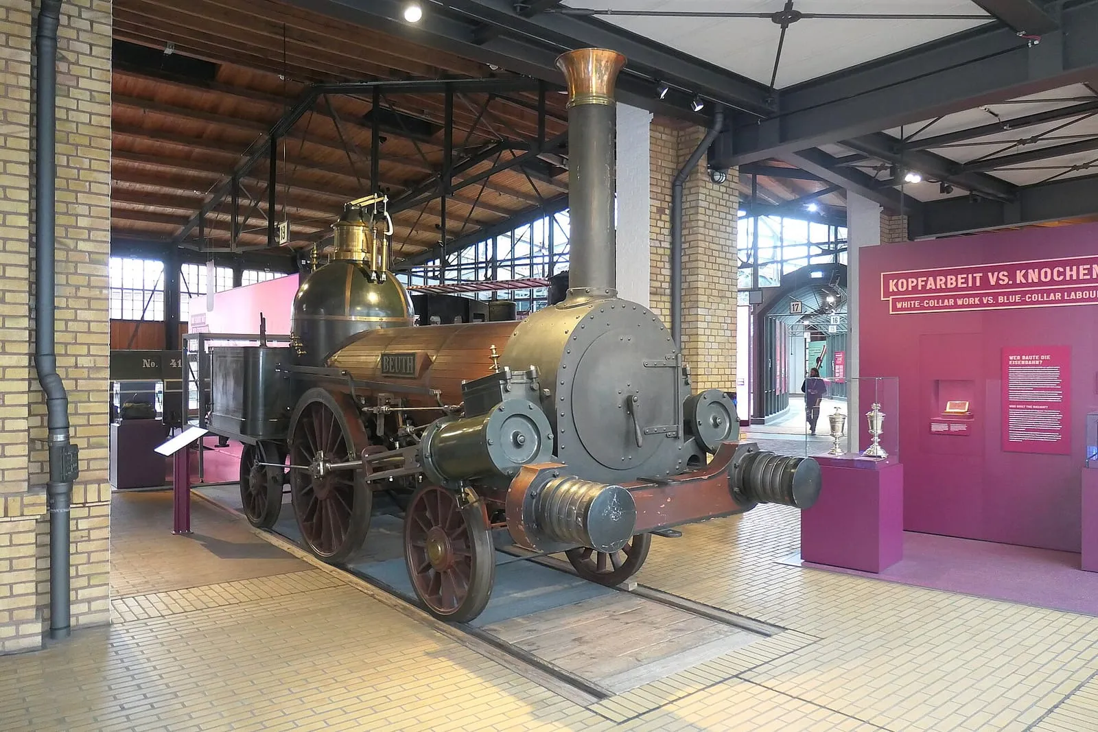 La locomotive à vapeur Beuth exposée dans la halle historique du Deutsches Technikmuseum