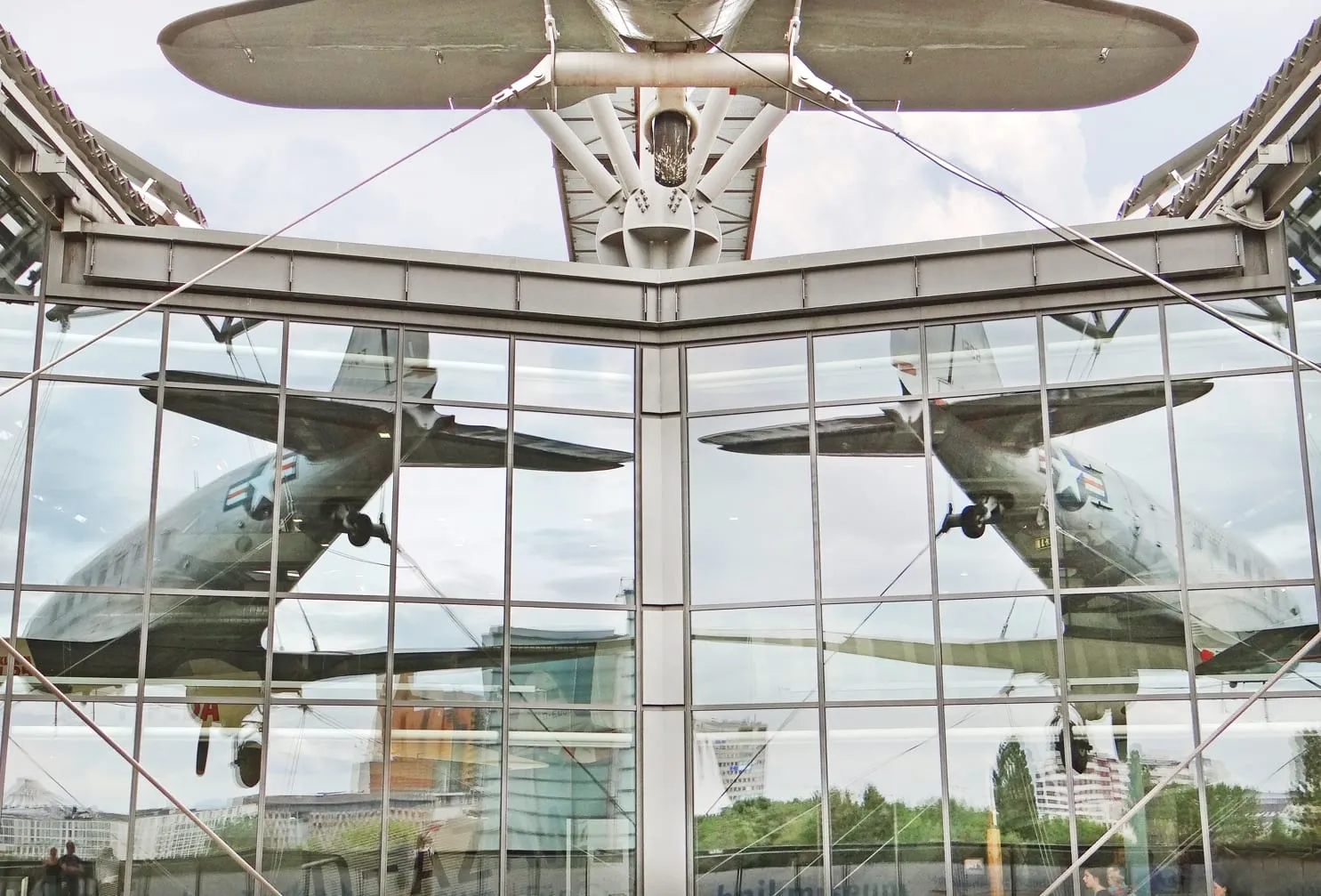 Le Douglas C-47 de la Luftbrücke suspendu devant la façade de verre du Deutsches Technikmuseum, à Berlin