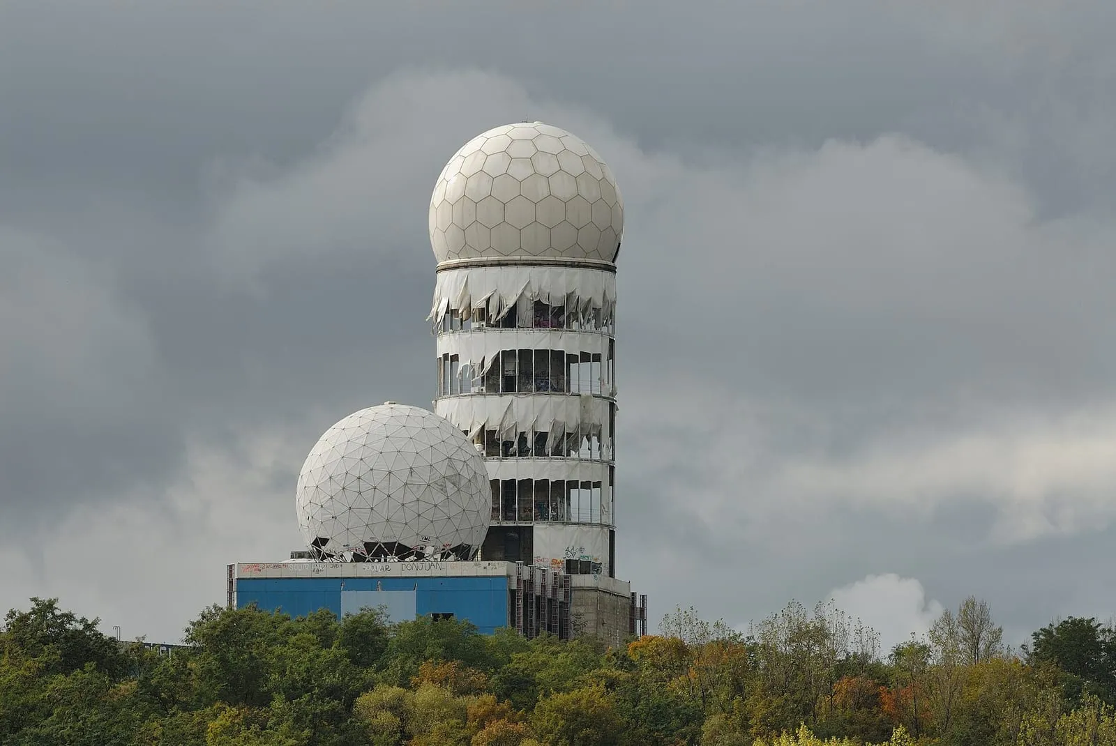 L'ancienne station d'écoute américaine au sommet du Teufelsberg, ses dômes radar blancs émergeant au-dessus de la forêt de Grunewald