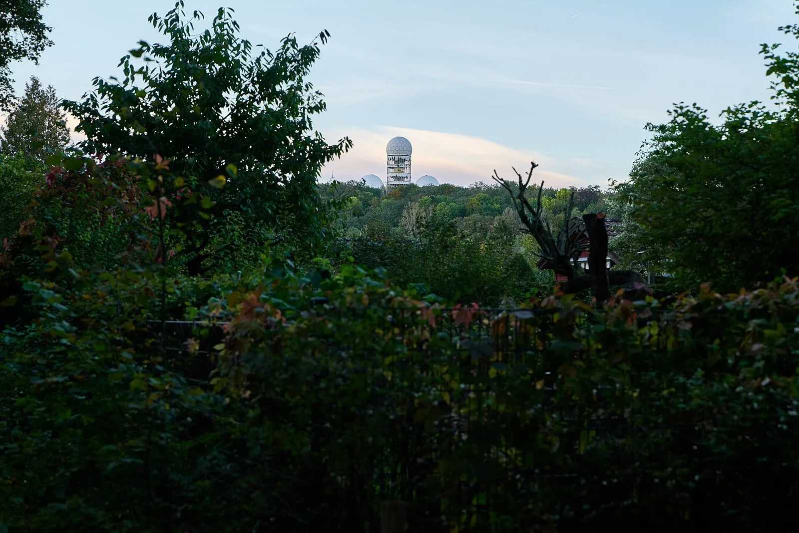 Les dômes radar blancs de la Field Station Berlin alignés sur la crête du Teufelsberg
