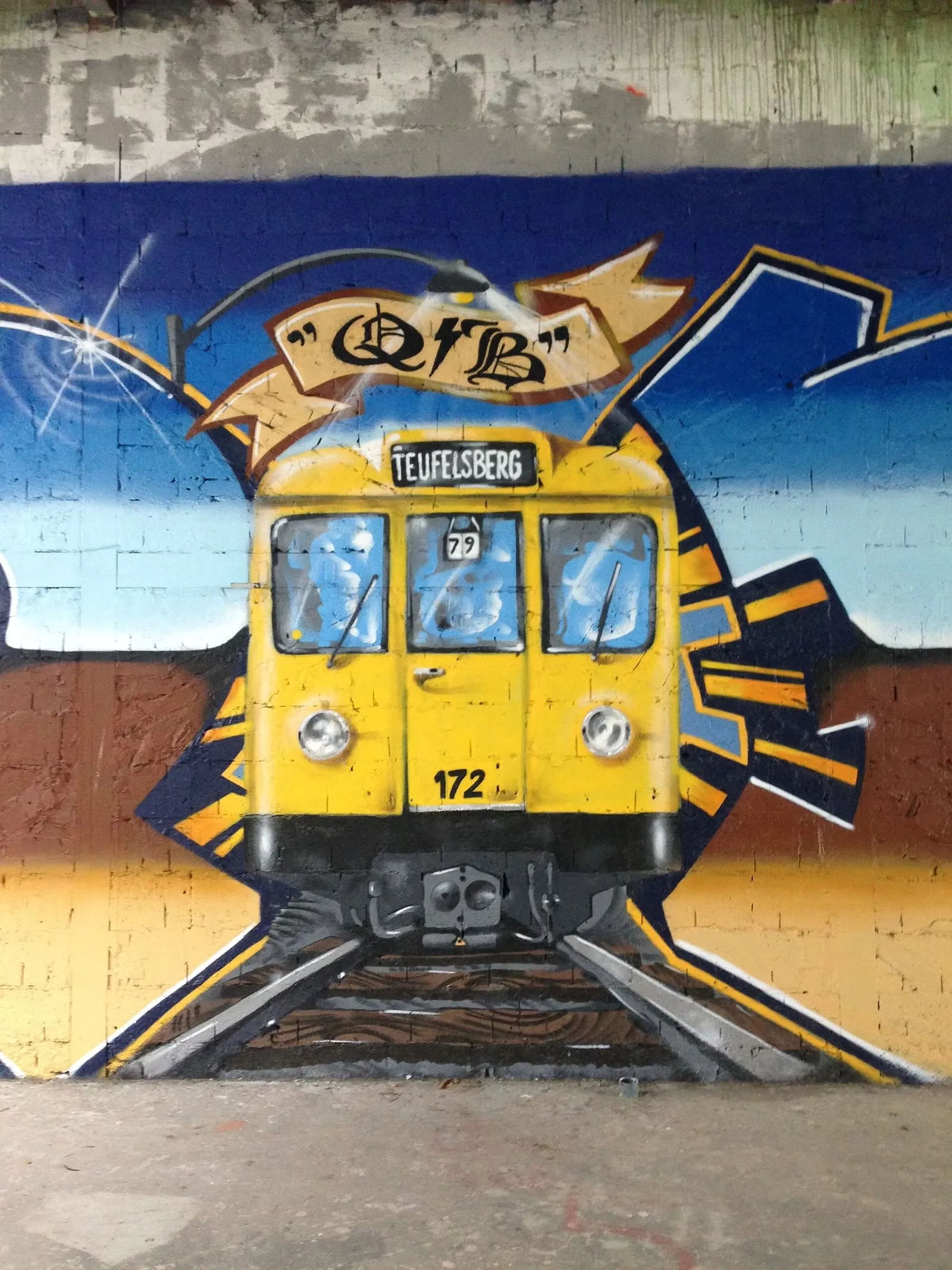 Fresque représentant une rame de métro berlinois peinte sur un mur de briques de l'ancienne station d'écoute