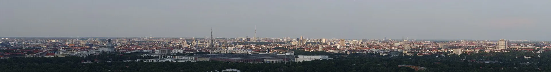 Vue panoramique sur les toits de Berlin et la tour de télévision depuis le sommet du Teufelsberg