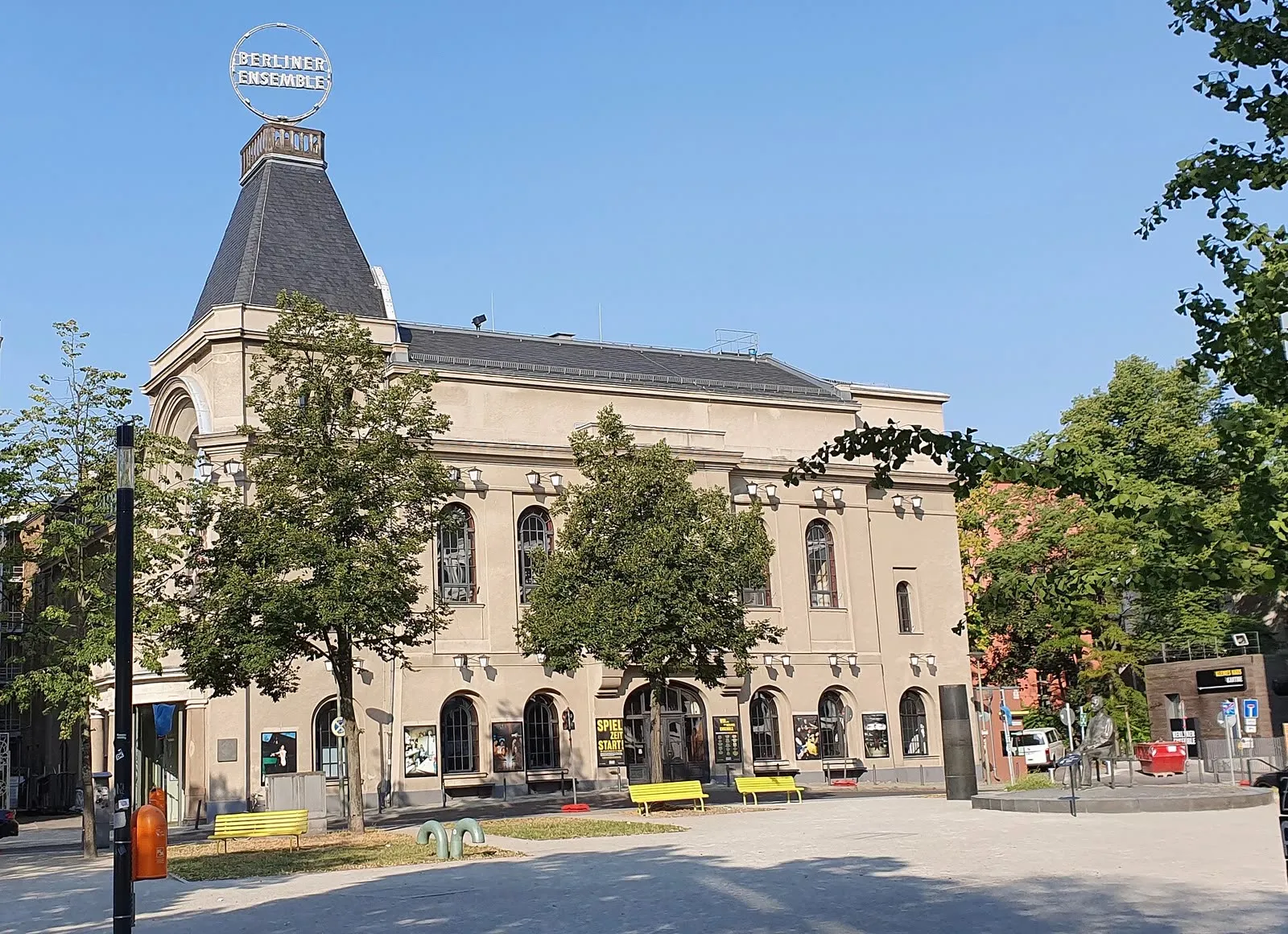 La façade du Theater am Schiffbauerdamm, à Berlin-Mitte, avec l'enseigne « BERLINER ENSEMBLE » au sommet de sa tour d'angle