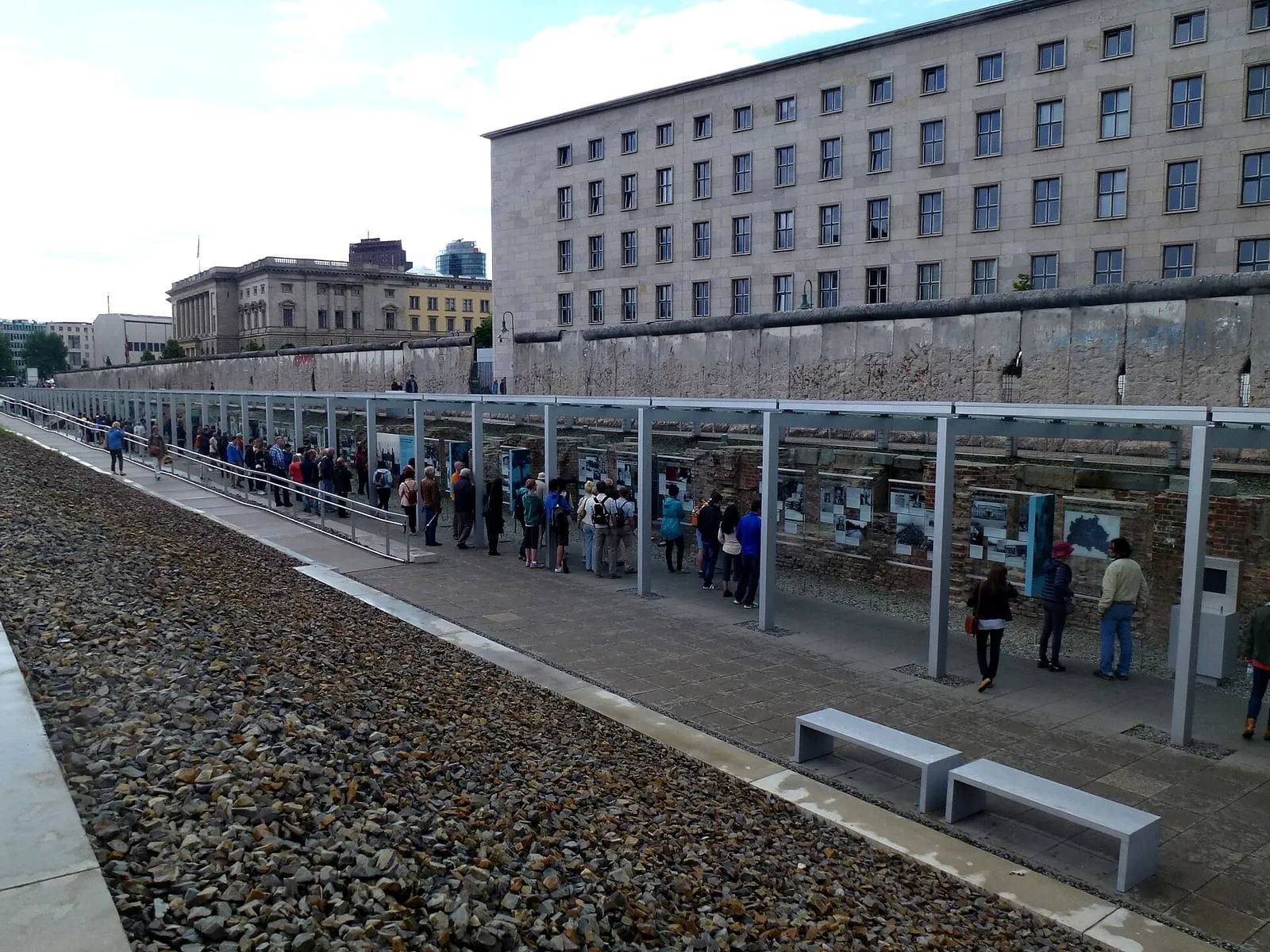 Le reste du mur de Berlin le long de la Niederkirchnerstraße, devant la tranchée d'exposition de la Topographie des Terrors