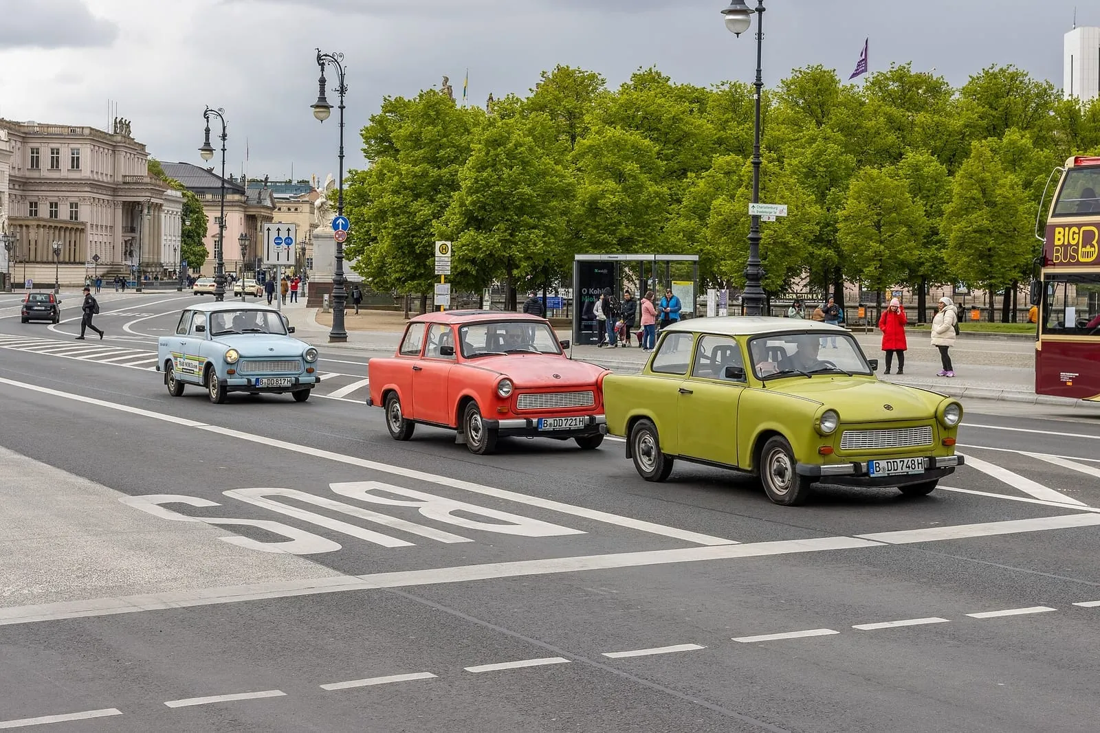 Trois Trabant 601 colorées roulant en convoi devant le Bode-Museum, sur l'île aux musées à Berlin