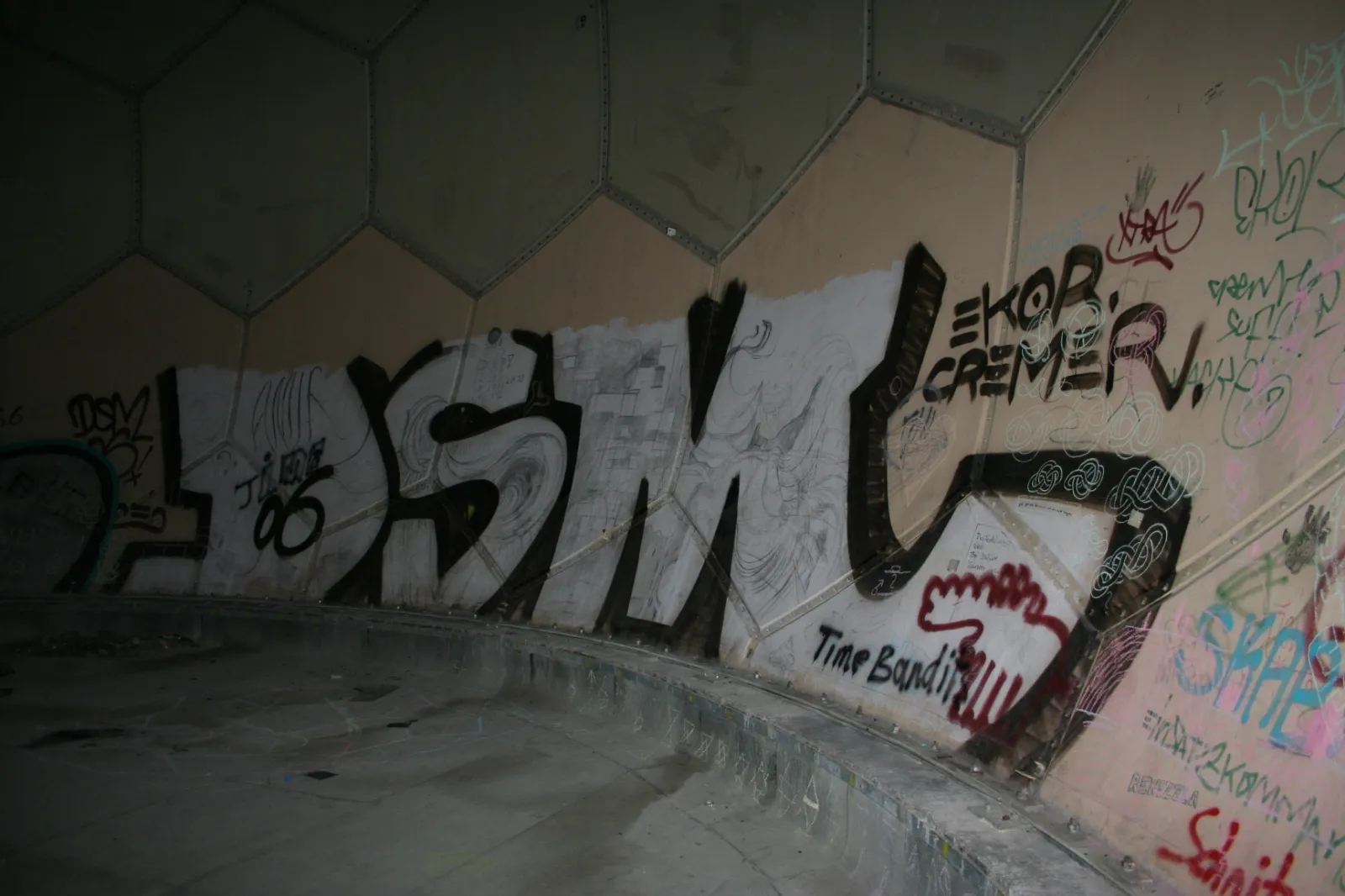 L'intérieur en béton de l'ancienne station d'écoute du Teufelsberg, couvert de graffitis