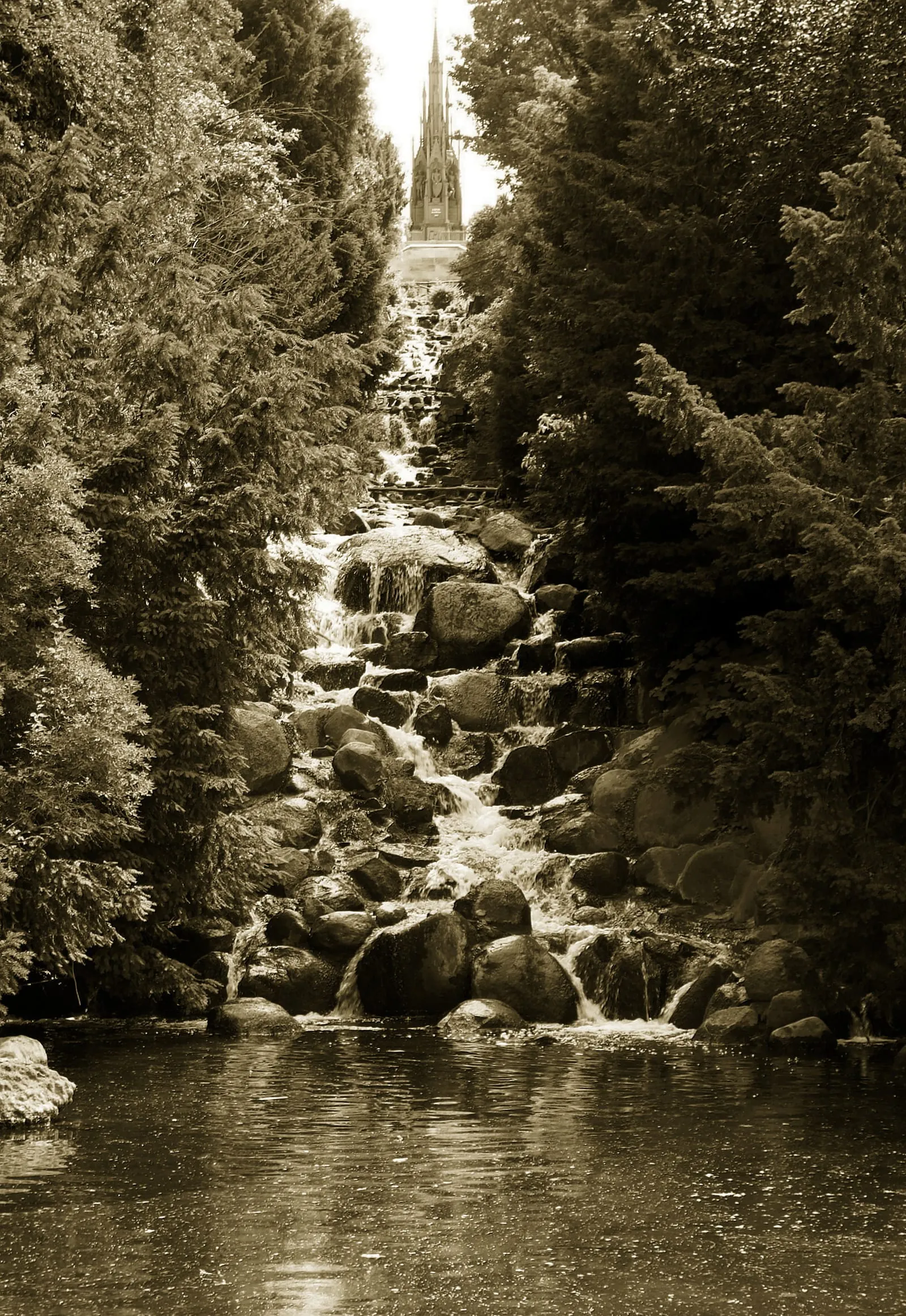 La cascade artificielle du Viktoriapark et, à son sommet, le monument national prussien dessiné par Schinkel