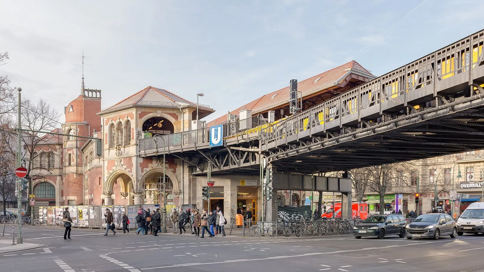 Le métro aérien au-dessus du carrefour de Schlesisches Tor à Kreuzberg, avec le kiosque vert du Burgermeister installé sous le viaduc