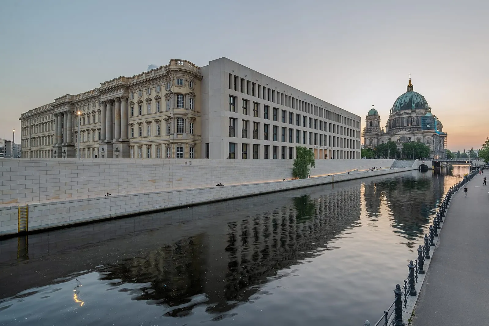 Le Humboldt Forum et sa façade reconstituée du Berliner Schloss, vus depuis la Spree avec la cathédrale de Berlin