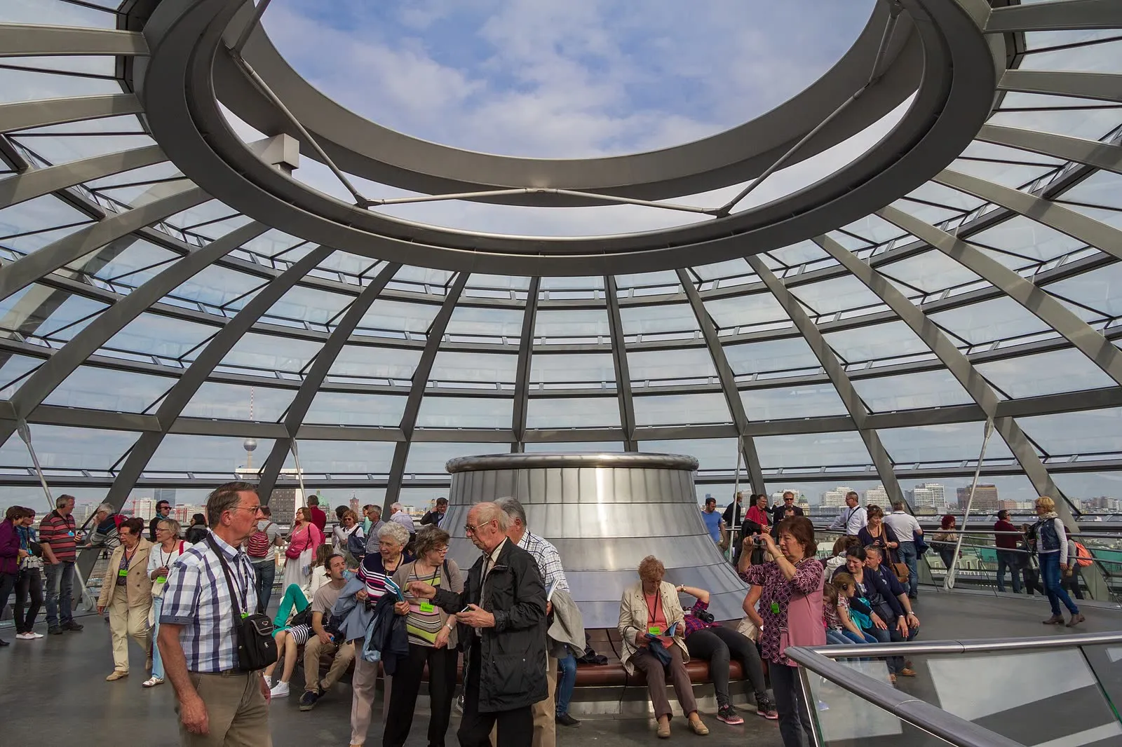 Visiteurs sur la rampe en spirale de la coupole de verre du Reichstag, au-dessus des gradins de la salle plénière