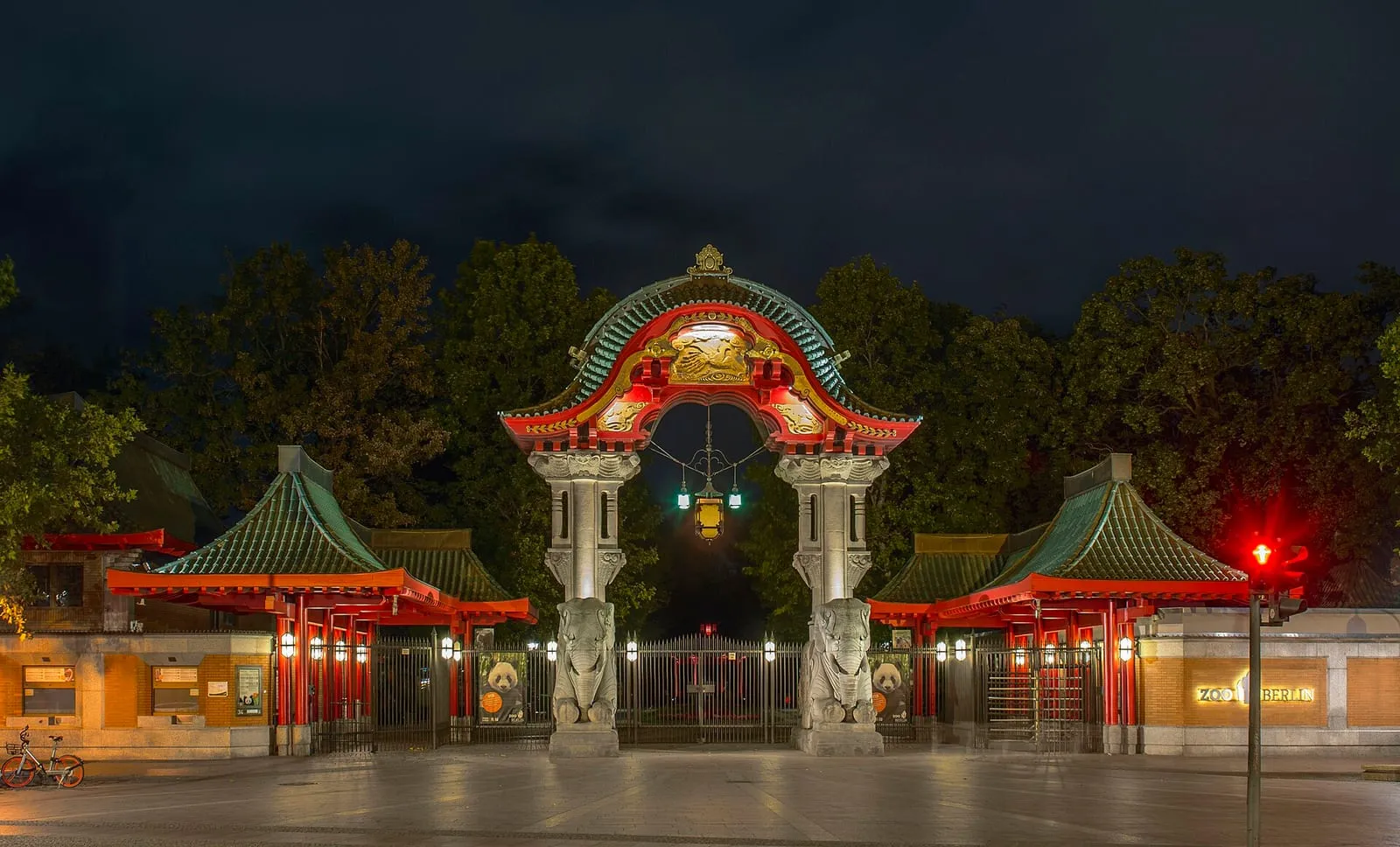 La porte des éléphants du Zoo Berlin illuminée la nuit, ses tours sculptées